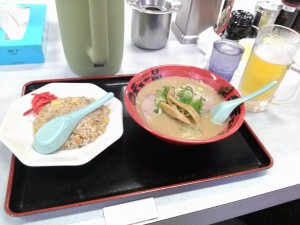 久しぶりに先日一人で食べに行った天下一品チャーハンセット中間味９００Kcal